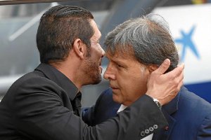 Martino, abrazándose a Simeone.o,469p