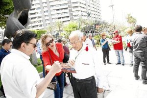 Socialistas repartiendo material electoral en la rambla de Almería. tyle>.apqj{position:ab