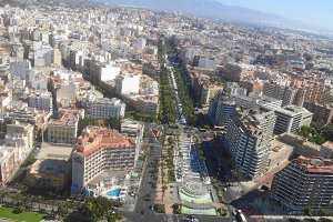 Vista aérea del inicio de La Rambla Federico García Lorca en el centro de la capital.tyle>