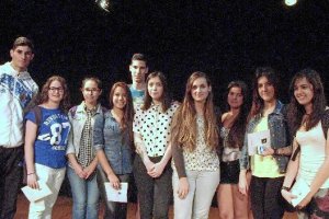 Luna Miguel con los jóvenes de Roquetas de Mar.