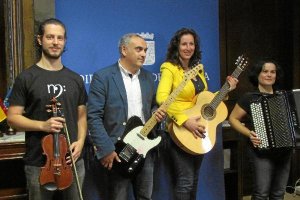La diputada María Vázquez posa junto a músicos y al director del EMMA, ayer.tyle>.apqj{pos