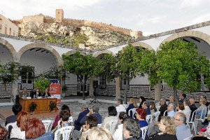 Presentación del programa en el Patio de Los Naranjos de la Subdelegación de Defensa. tyle