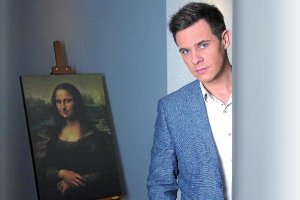 Gálvez posa junto a una de las obras más célebres de Da Vinci, ‘La Gioconda’. tyle>.apqj{p