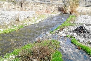 Imagen de aguas residuales que van a verterse al cauce del Andarax.tyle>.apqj{position:abs