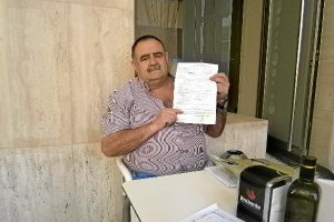 Manuel martín muestra la ficha del Hospital de Poniente en la que se le diagnostica apnea del 