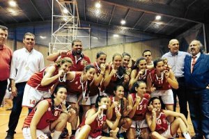 Jugadoras celebrando el título con José Fco. Cara, Pascual Sánchez, y Paco Rueda. tyle>.ap