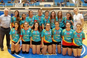 Equipo infantil con su entrenadora Maite Poveda y el Delegado federativo Antonio Campostyl