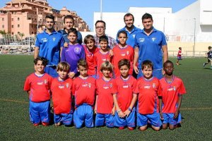 Los roqueteros posan con Jose Juan Rubí y el director de cantera Pedro López Galdeano.tyle