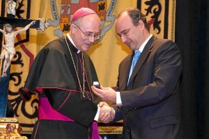 Obispo y alcalde, juntos en un actoo,