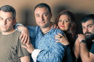 Nos vemos en la Quinta es un homenaje almeriense a La quinta estación.tyle>.apqj{position: