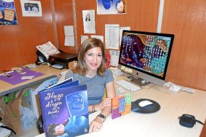 Gema Sirvent posa con los dos primeros títulos de su editorial, Libre Albedrío.tyle>.apqj{