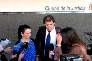 La madre de la niña, Gema Cuerda, junto al abogado Julián Cazorla, atiende a los medios en la Ciudad