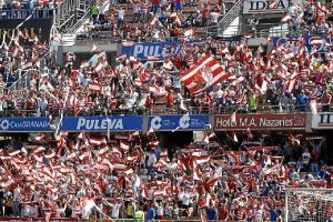 Los seguidores del Granada se han recuperado de la derrota ante el Almería.tyle>.apqj{posi