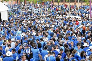 Seguidores del Getafe a las puertas del Coliseum.e;clip:rect(46