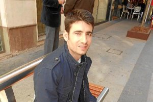 El autor de María con un ejemplar de la obra. x