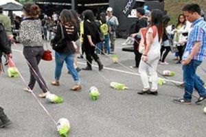 Jóvenes chinos paseando repolloso,469