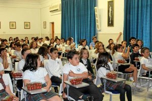 Los niños recibieron tarrinas con tomatesx,auto