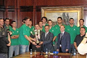 el Unicaja Voley muestra uno de sus títulos en la Diputación, en 2009.tyle>.apqj{position: