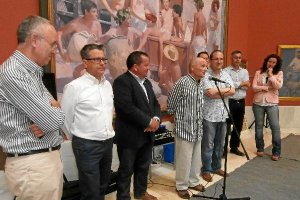 Autoridades políticas, colaboradores y organizadores escuchan a Antonio López. tyle>.apqj{