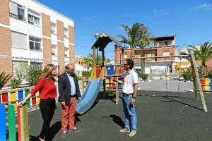 Concejal  y alcalde, en uno de los parques.x,au