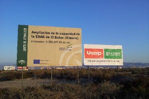 Cartel anunciador de las obras de ampliación de la depuradora de El Bobar.tyle>.apqj{posit