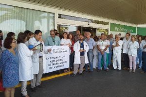Sanitarios se concentran en Torrecárdenas contra las agresiones.tyle>.apqj{position:absolu