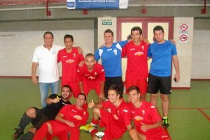 Los jugadores del Mena posan felices tras conquistar la Copa.e;