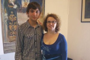 El estudiante y su profesora, María Isabel Molina.e;clip:rect(4