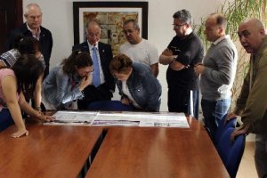 Reunión del alcalde y el edil de Mercados con comerciantes.e;cl