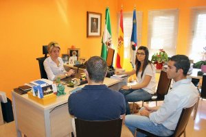 Reunión de la teniente alcalde con la empresa que ejecutará las obras.tyle>.apqj{position:
