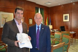 El alcalde recibe el proyecto de manos del presidentee;clip:rec