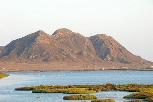 Tras las lagunas y salinas y bajo la sierra iba este hotel. e;c
