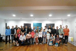 Foto de familia de los ganadores y organizadores.e;clip:rect(46