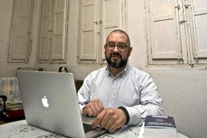 El reumatólogo almeriense en su consulta.x,auto