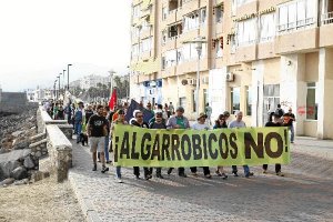 Imagen de la manifestación a su paso por el Paseo Marítimo.e;cl