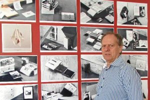 El director de la Escuela de Arte, Juan Ramón Muley, posa junto a algunas de las obras que van desde