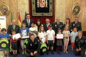 Foto grupal de los premiados y las autoridades.