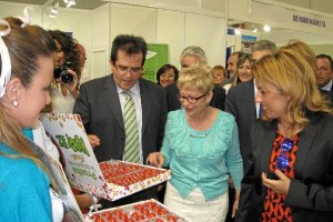 Elena Víboras coge un tomate cherry hoy en ExpoLevantee;clip:re
