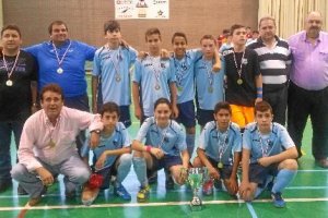 Los campeones posan felicies con su presidente.