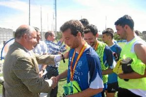 Los jugadores de, Manolo Soler, recibiendo las medallas.e;clip: