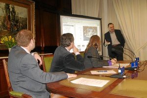 Antonio cantón expone un programa para Fitur en 2009, como gerente del Patronato, ante la atenta mir