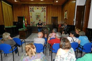 Mónica Navarro explica las novedades de la jornada.e;clip:rect(