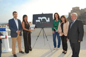 Autoridades junto a la autora del logo y Alfonso Rubí, presidente de la plataforma. tyle>.