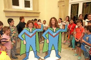 Desiré Peña, maestra del Colegio Indalo, junto a una alumna y Súper Pepotyle>.apqj{positio