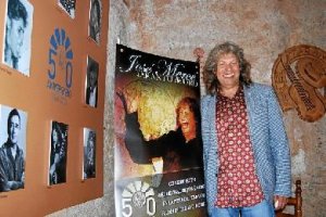 El cantaor con la reproducción de la portada del disco en el Taranto.tyle>.apqj{position:a