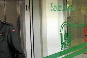 Acceso a una sede judicial de Almería. x,auto,a