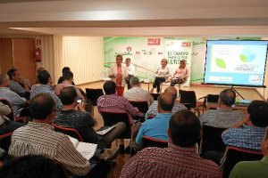Reunión celebrada ayer con alcaldes y portavoces municipales de los ayuntamientos de la provincia.</
