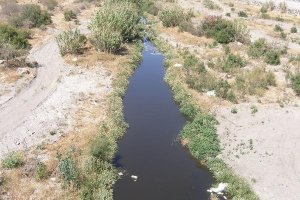 Vertidos de aguas residuales en el cauce del río Andarax.e;clip