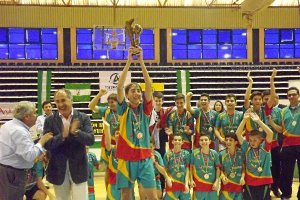 El capitán de Cajamar-CD Urci tras recibir el trofeo.e;clip:rec