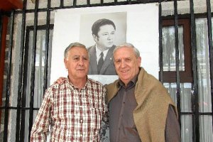 Joaqui Díez y Paco Martínez junto a la imagen del fundador del Hispania.tyle>.apqj{positio